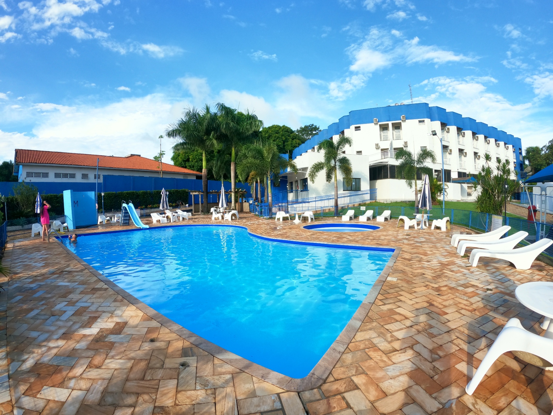 Piscina externa e área de lazer