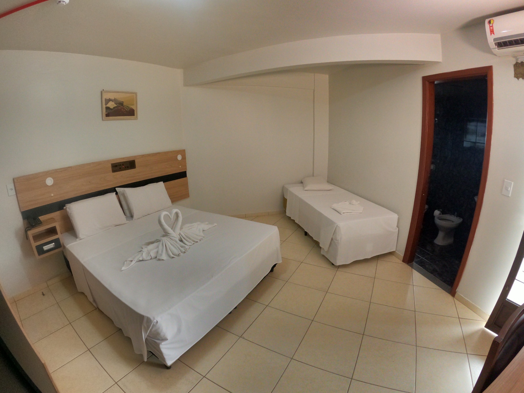 Quarto amplo casal e solteiro