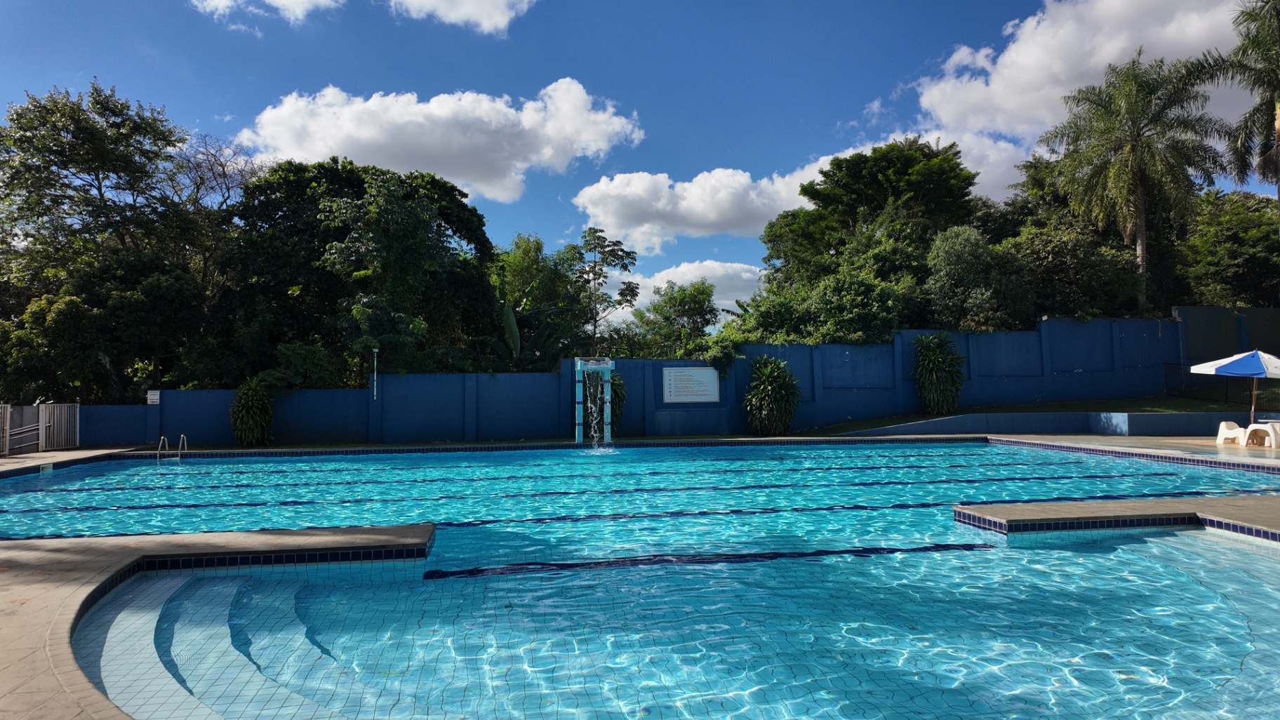 Piscina com cascata